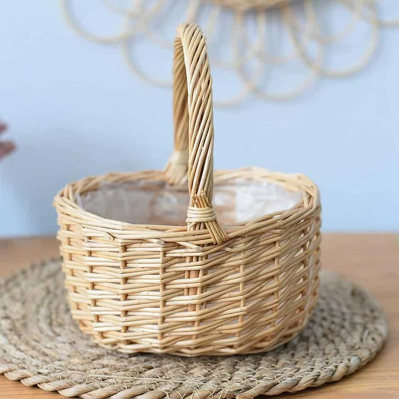 Corbeille en rotin beige avec anse