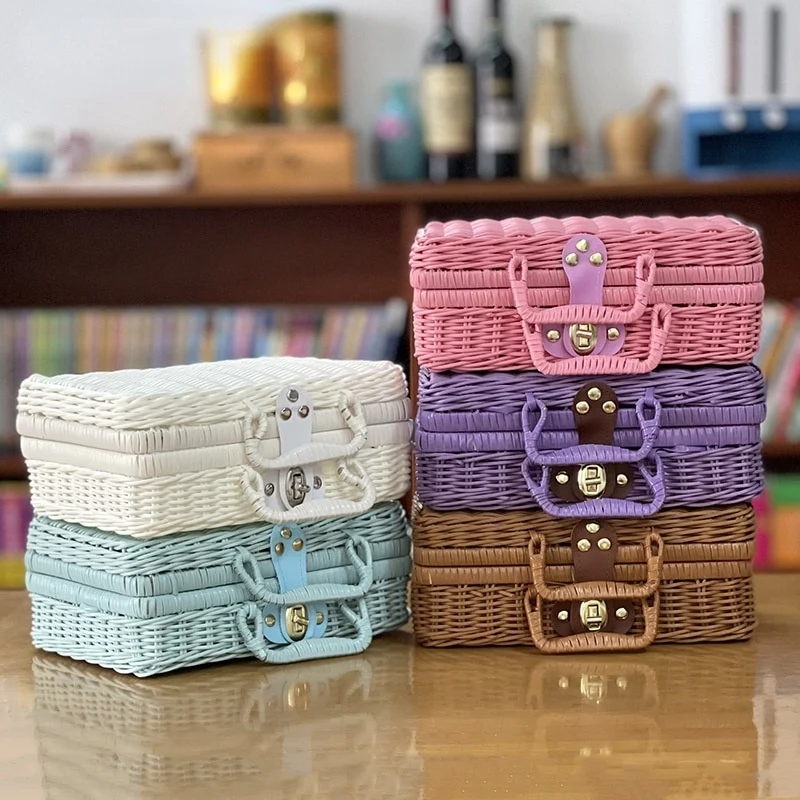 Coffre à jouet en rotin bleu façon valise rétro