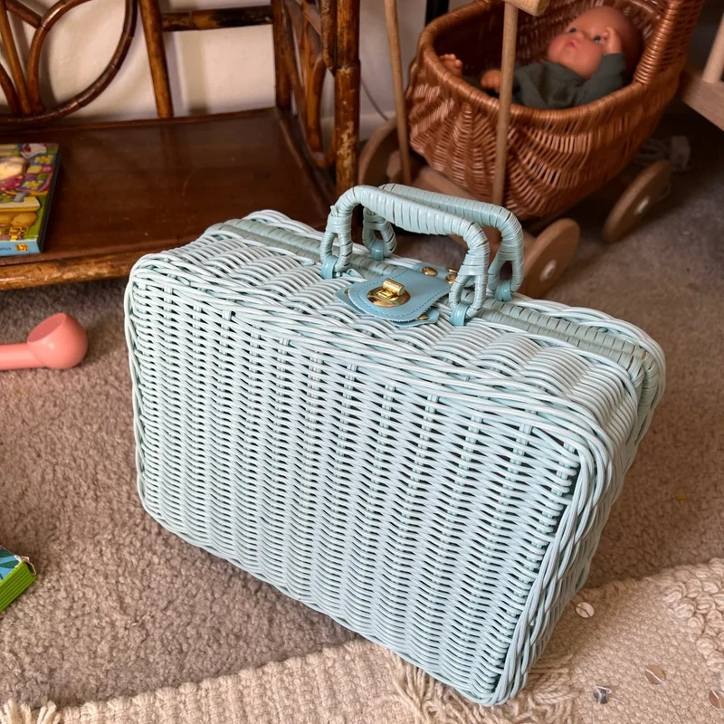 Coffre à jouet en rotin bleu façon valise rétro