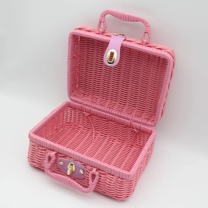 Coffre à jouet en rotin rose façon valise rétro