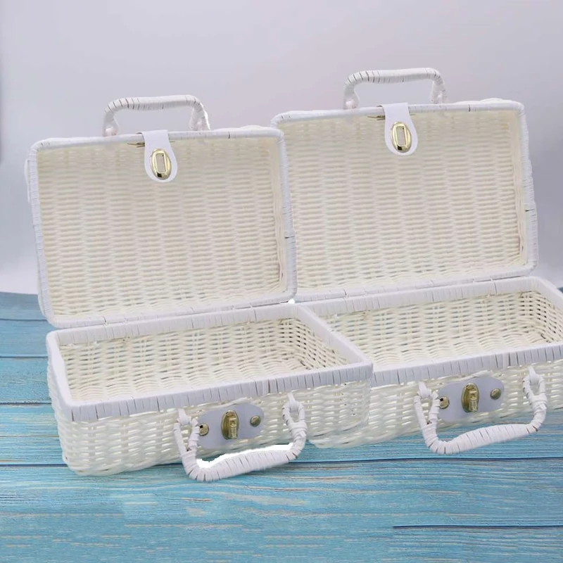 Coffre à jouet en rotin blanc façon valise rétro