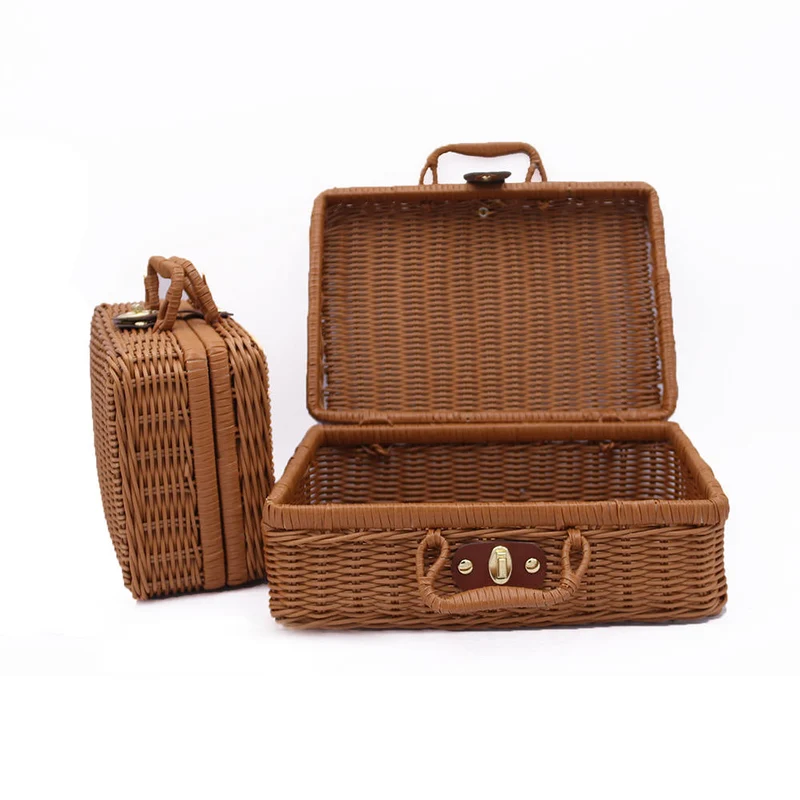 Coffre à jouet en rotin marron façon valise rétro