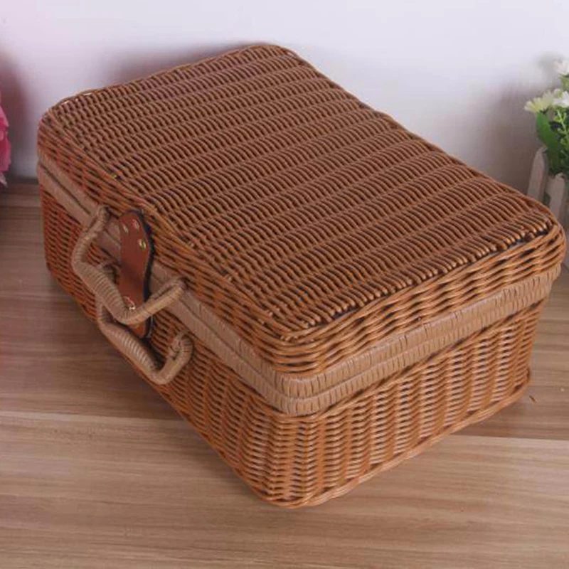 Coffre à jouet en rotin marron façon valise rétro