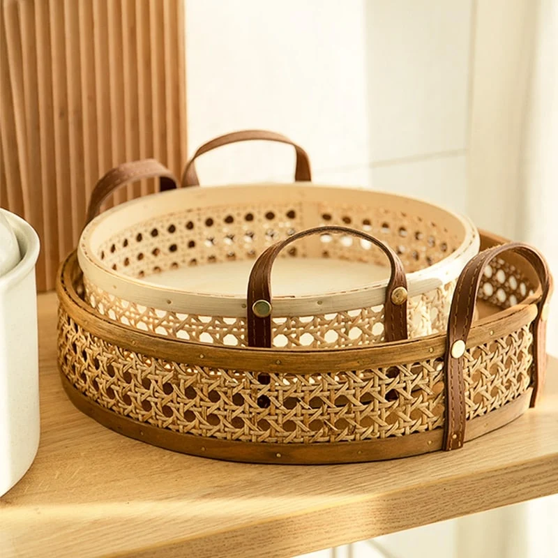 Plateau de rangement blanc en rotin avec anse en cuir