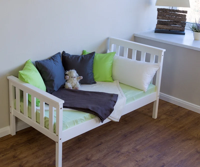 Lit pour enfant 70x140cm avec sommier à lattes en bois blanc LIT06080
