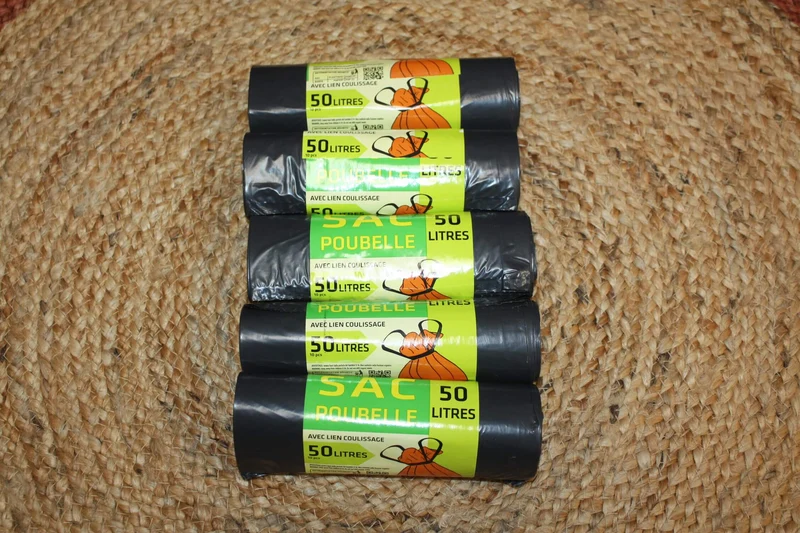 Lot de 50 Sacs poubelle 50 Litres noir – Résistants, Soudure étoile, Liens coulissants – Idéal pour Collecte des Déchets Domestiques et Professionnels