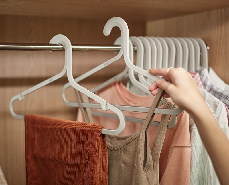 Ensemble de 5 cintres anti-enchevêtrement Orderly™ écrus