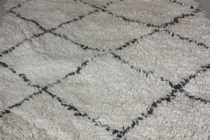 LONG & GRAND Tapis Marocain Blanc Beni Ouarain - Motif Losange Noir - Artisanal Berbère - 100% Laine de mouton
