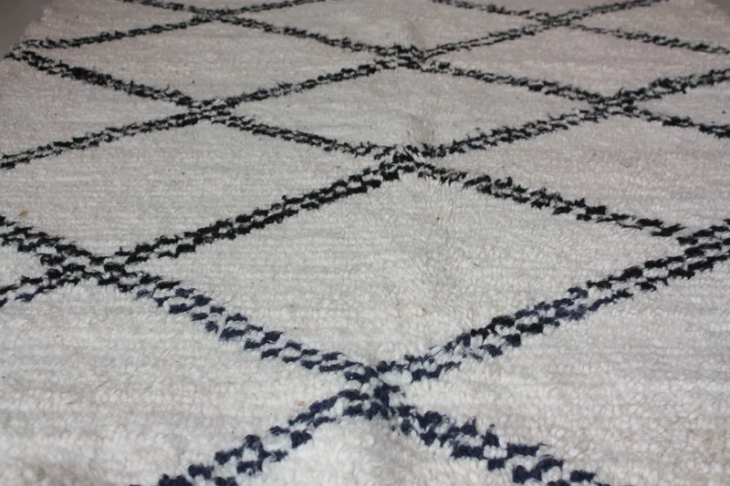 MAGNIFIQUE GRAND Tapis Marocain Beni Ouarain - Blanc motif Losange Noir - Artisanal Berbère - 100% Laine de mouton