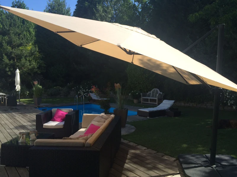 Parasol professionnel restaurant pour jardin terrasse 3x3m (Ø4,24m) polyester aluminium/acier 23kg crème avec pied, rotatif 04_0003986